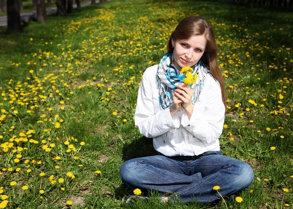 Młoda kobieta w Spring Park — Zdjęcie stockowe
