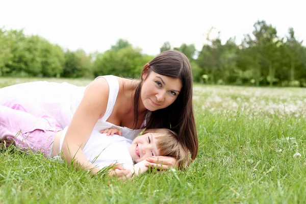 Mädchen mit ihrer Mutter im Freien — Stockfoto