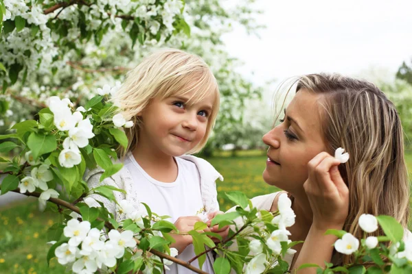 Girl with mother in the park — Stock Photo, Image