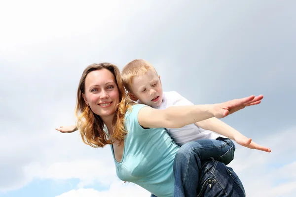 Mamma med sin son utomhus — Stockfoto
