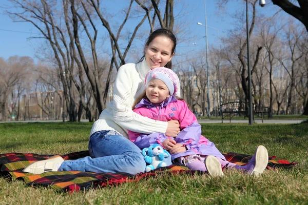 Μικρό κορίτσι με τη μητέρα του στο πάρκο άνοιξη — Φωτογραφία Αρχείου