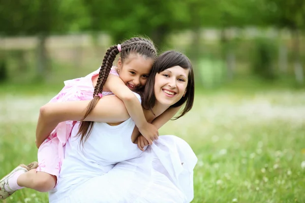 젊은 어머니와 그녀의 젊은 딸 — 스톡 사진