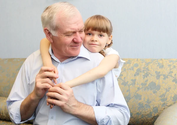 Grootvader en kleindochter knuffelen — Stockfoto