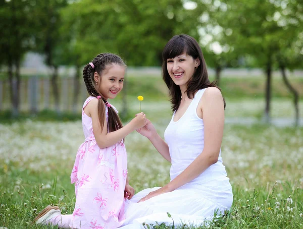 Giovane madre e la sua giovane figlia — Foto Stock