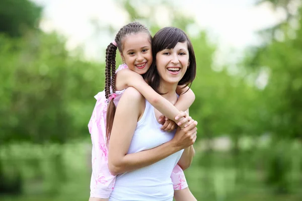 젊은 어머니와 그녀의 젊은 딸 — 스톡 사진