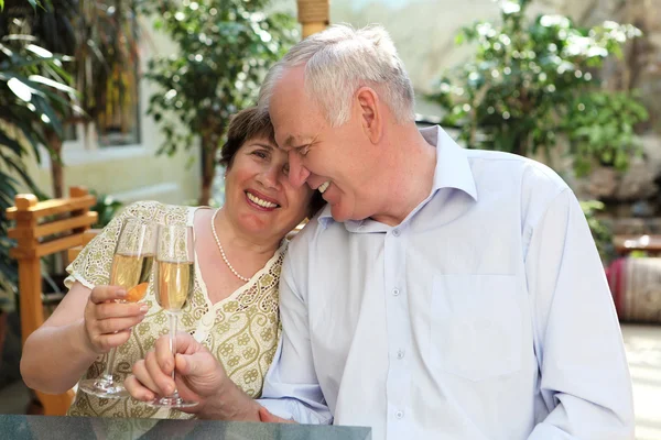 Couple senior buvant du champagne — Photo