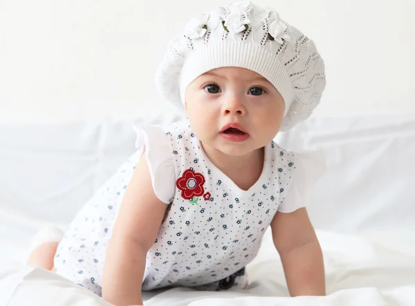 Bebê infantil em um chapéu — Fotografia de Stock