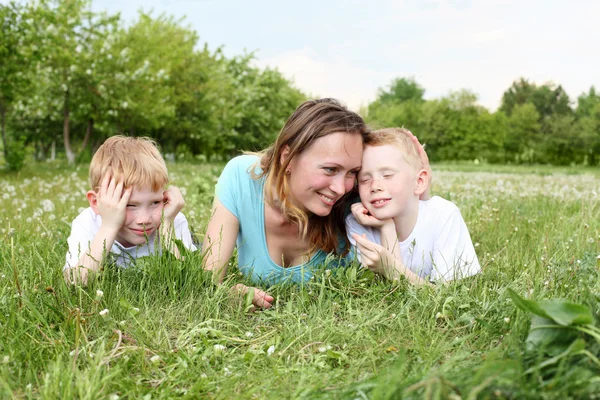 Mère avec ses deux fils à l'extérieur — Photo