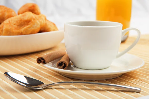 早餐咖啡和牛角面包 — 图库照片