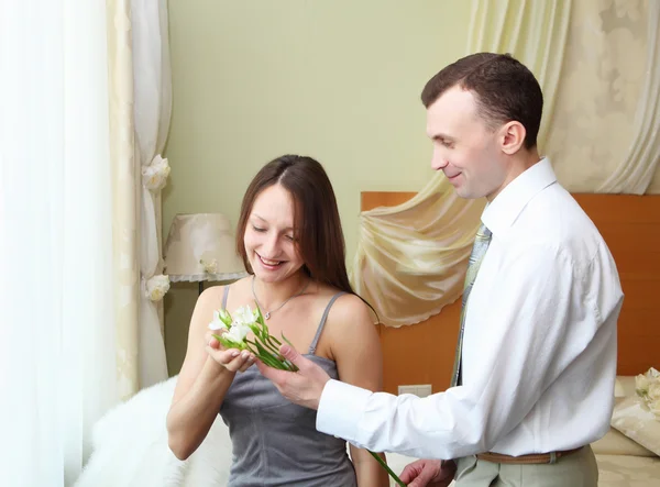 Casal jovem com flor — Fotografia de Stock