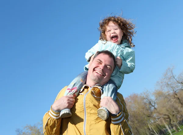 Niña con padre en el parque — Foto de Stock