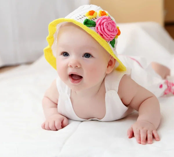 Aranyos baba kalapban — Stock Fotó