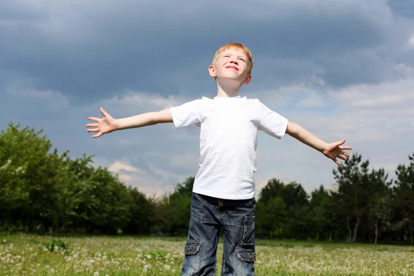 Litlle çocuk açık havada — Stok fotoğraf