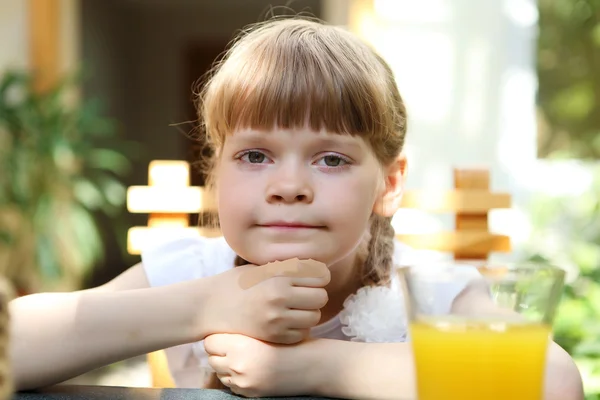 Muotokuva pieni tyttö appelsiinimehua — kuvapankkivalokuva