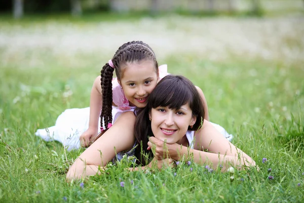 年轻的母亲和她的小女儿 — 图库照片