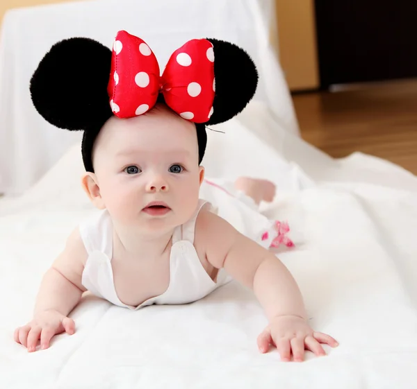 Lilla bebis med mus öron — Stockfoto