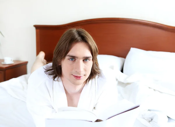 ベッドの中で若い男の肖像 — ストック写真