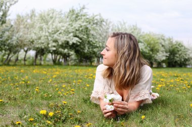 Bahar parkında genç bir kadın