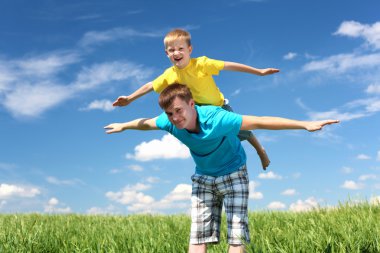 Baba ile oğlu yaz günü açık havada