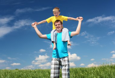 Baba ile oğlu yaz günü açık havada