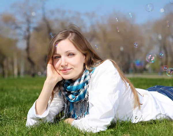 Młoda kobieta w Spring Park — Zdjęcie stockowe