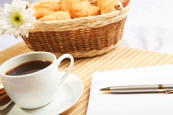 Mic dejun cafea și croissante — Fotografie, imagine de stoc