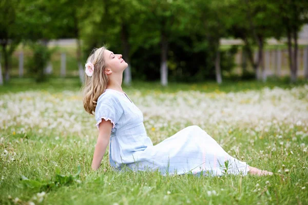 Young blond woman in the park — Stock Photo, Image