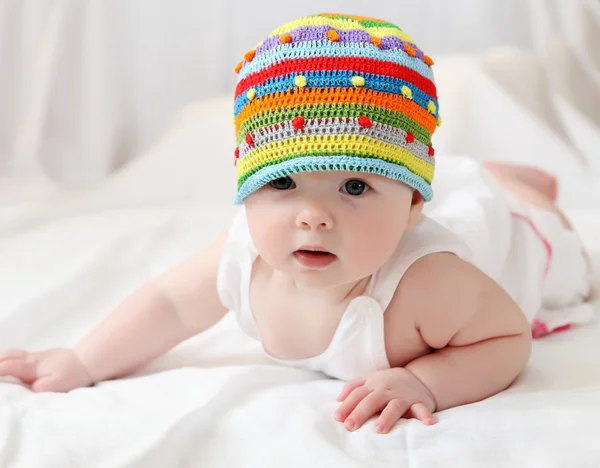 टोपी मध्ये सुंदर बाळ — स्टॉक फोटो, इमेज