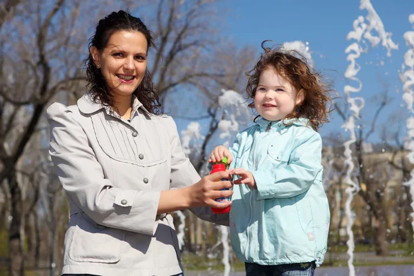 Little girl with mother in park — Stock Photo, Image