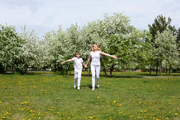 Κορίτσι με την μητέρα του στο πάρκο άνοιξη — Φωτογραφία Αρχείου