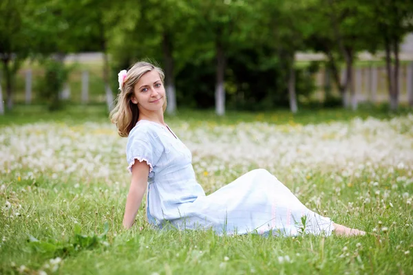 Ung blond kvinna i parken — Stockfoto