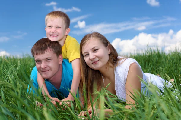 Familie met zoon op de weide — Stockfoto