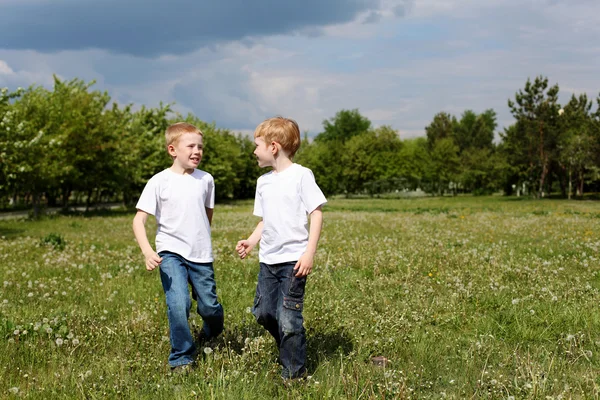 Dois irmãos ao ar livre — Fotografia de Stock