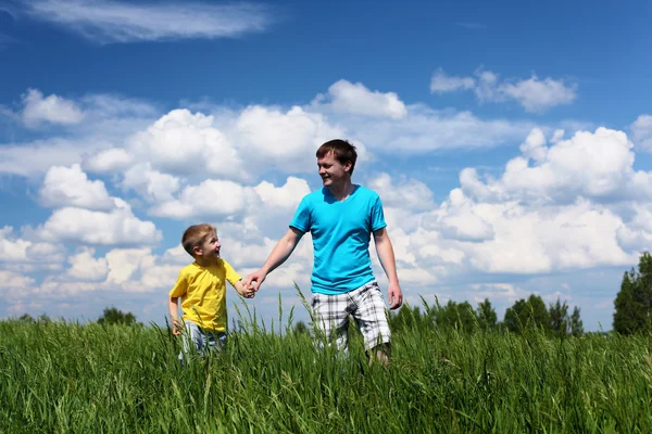 Far med son i sommar dag utomhus — Stockfoto