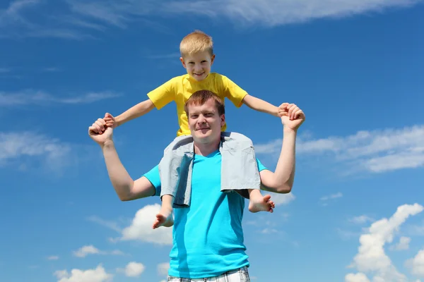 Pai com filho no dia de verão ao ar livre — Fotografia de Stock
