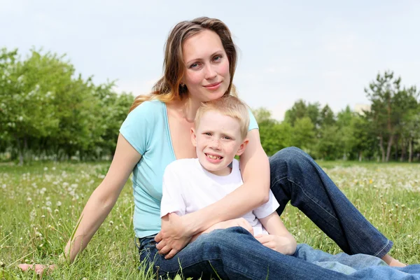 Anne ile oğlu açık havada — Stok fotoğraf