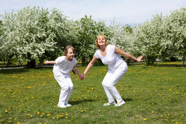 Девушка с матерью в весеннем парке — стоковое фото
