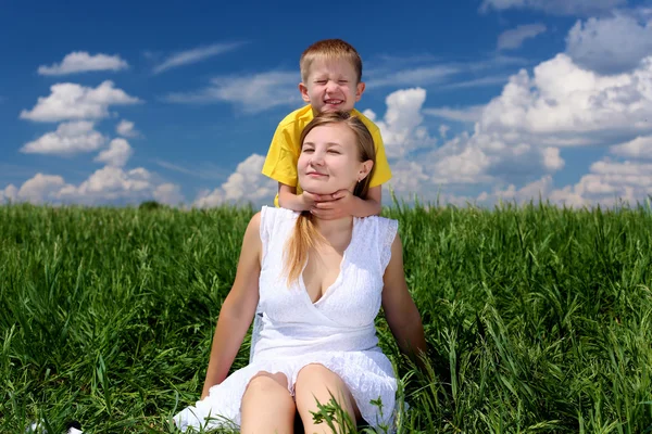 Anne çocuğunu açık ile — Stok fotoğraf