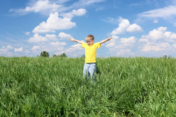 Маленький мальчик на открытом воздухе — стоковое фото