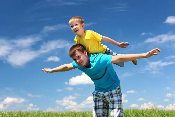 Vader en zoon in zomer dag in de buitenlucht — Stockfoto