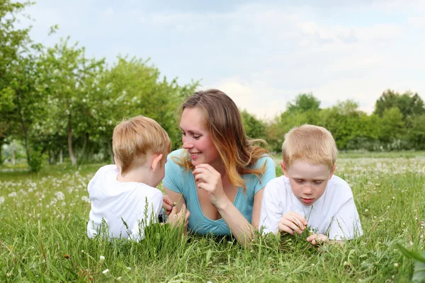 Matka s ní dva syny venku — Stock fotografie