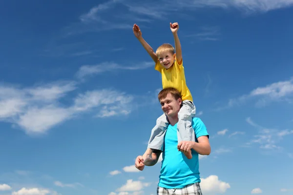 Отец с сыном в летний день на открытом воздухе — стоковое фото