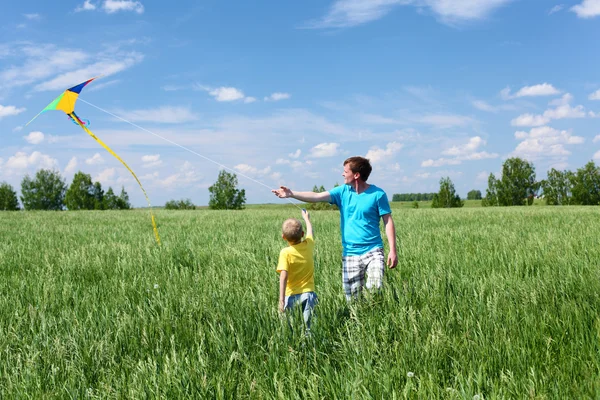 父亲与儿子在夏天与风筝 — 图库照片