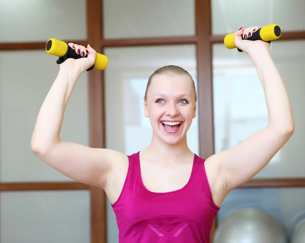 Mujer joven haciendo deporte — Foto de Stock