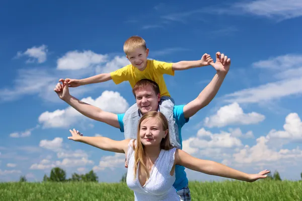 Семья с детьми в летний день на открытом воздухе — стоковое фото