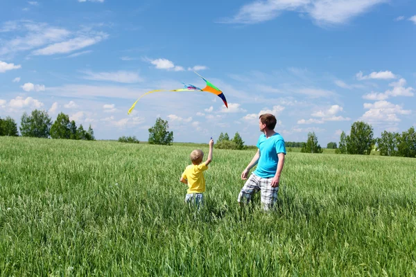 Far med son på sommaren med kite — Stockfoto
