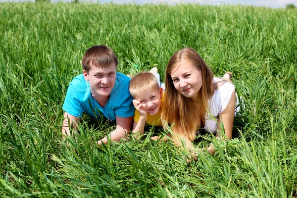 儿子在草地上的家庭 — 图库照片