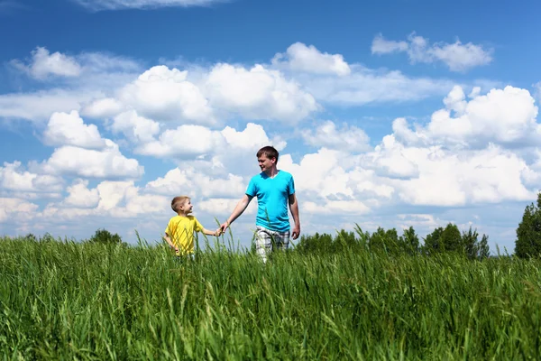 Apa és fia, a nyári nap a szabadban — Stock Fotó