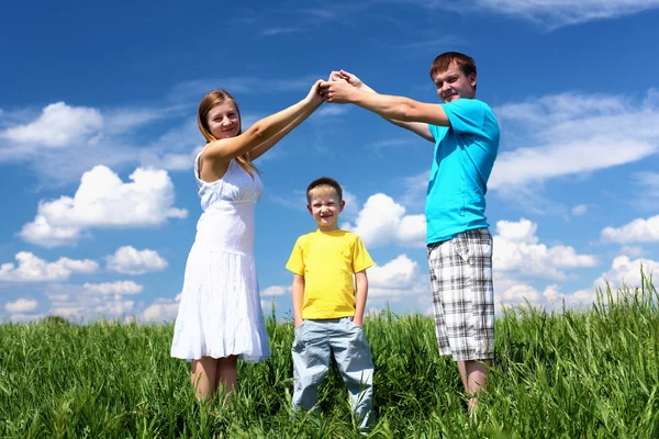 Familj med barn i sommar dag utomhus — Stockfoto