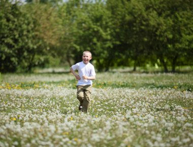 Parkta oynayan küçük çocuk.